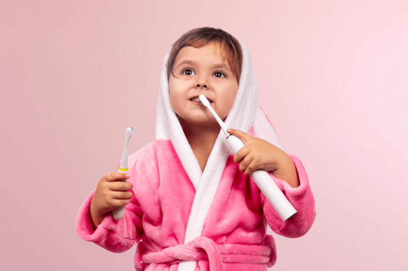 Dijete-drzi-u-rukama-elektricne-cetkice Dijete-drzi-u-rukama-elektricne-cetkice