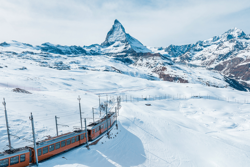Vlak u Švicarskim alpama, u snijegu, Matterhorn u pozadini Vlak u Švicarskim alpama, u snijegu, Matterhorn u pozadini