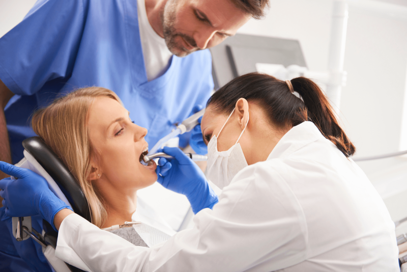 Stomatolog i dentalni asistent s pacijentom