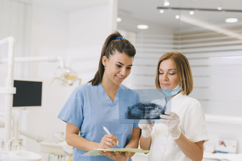 Stomatologica i dentalna asistentica proucavaju sken
